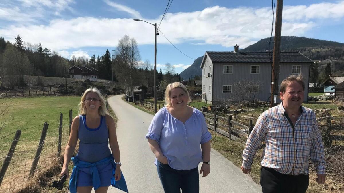 Etter halvt-anna år til sengs går Oddmund på tur saman med systrene Reidun (t.v.) og Solveig. Mai 2018.