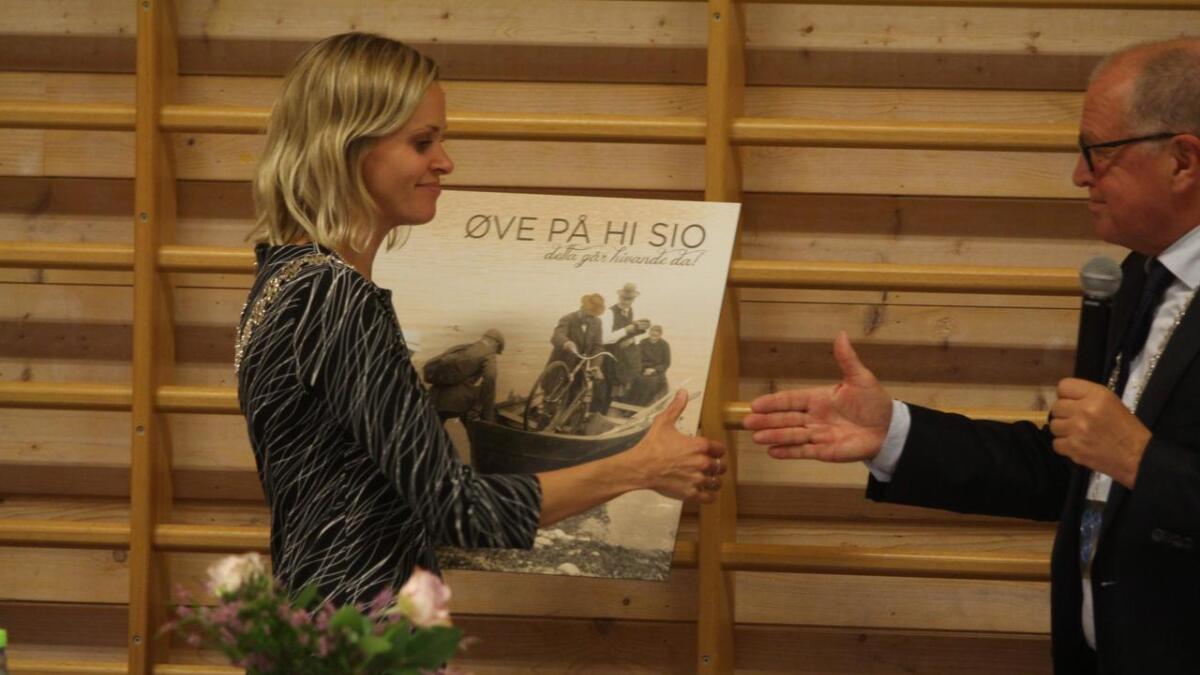 Marie Bruarøy fekk ei velkomstgåve av ordførar Atle Kvåle på tampen av møtet