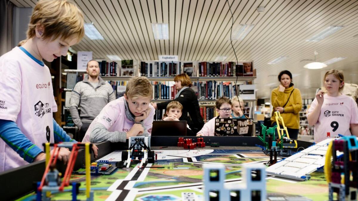 I First Lego League- konkurranse er det reglar, og det er berre to om gangen som kan posisjonerer roboten Iver Møllerplass og Arn Ómarsson sanka 70 poeng på prøverunden.