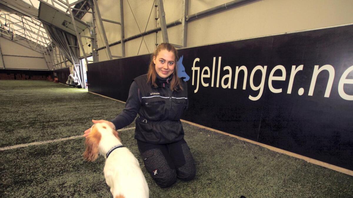 Marlene Hauge Sund (20) er i gang som praktikant og del av fagutdanninga på Fjellanger Hundesenter.