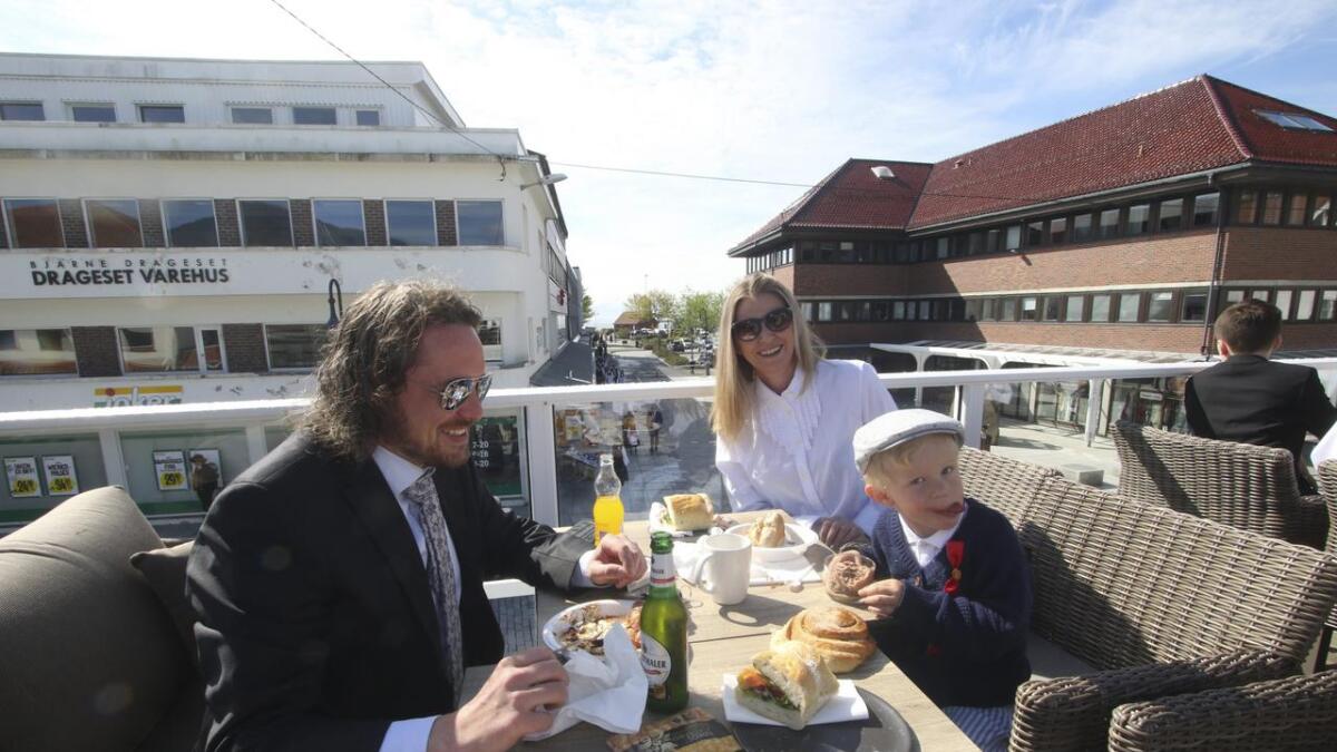 Ole Reinert Berg-Olsen, kona Kari og vesle Ferdinand unna seg ein god frukost på «taket» av Osøyro.
