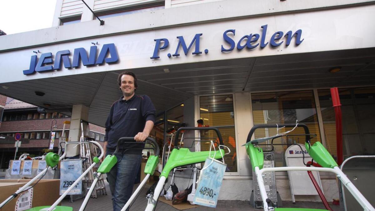 Hans Kristian Sælen er tredjegenerasjons "Sælen-seljar" på Jernia P.M. Sælen. Han fortel at dei ligg an til eit rekordår med tanke på omsetnad.