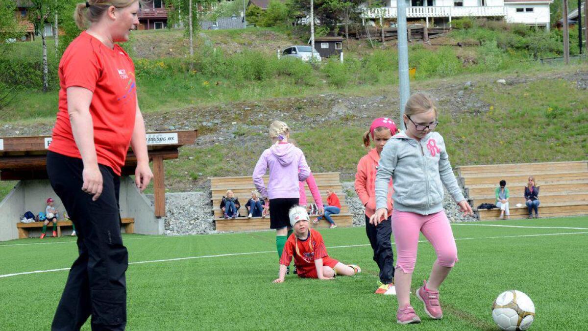 Ål fotballklubb inviterte for 3. året på rad jenter mellom seks og 15 år til å spele fotball. Thea Trilhus drillar ivrig.