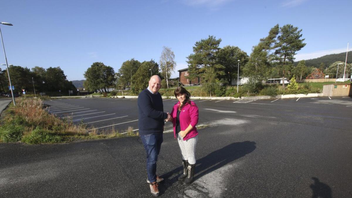 Børge Lunde og Anne Røberg er samde om at det vil letta den trafikale situasjonen på Nore Neset at NNA no opnar opp att parkeringsplassen for skulens tilsette og elevars foreldre.