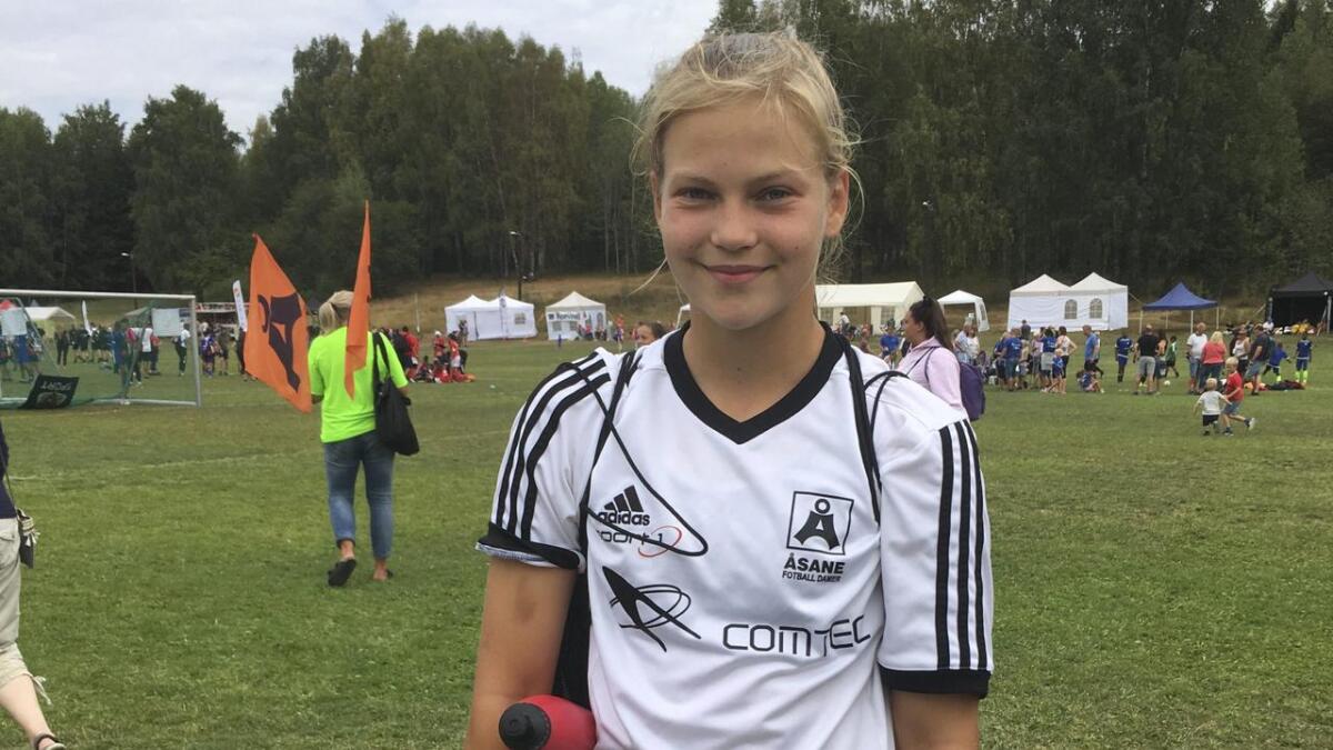 Mira Hannisdal Nilsen (14) vann gull saman med Åsane J16 på Norway Cup.