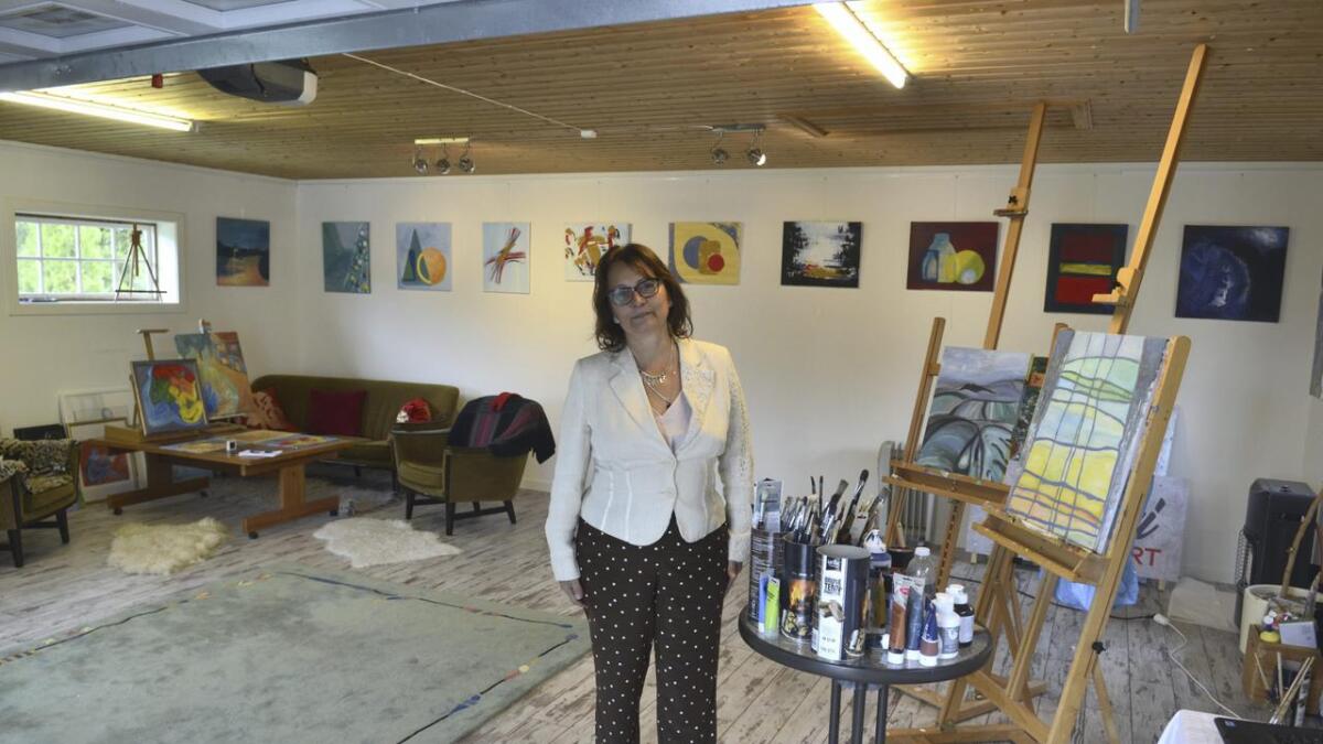 Cristina Vendelsen ønsker besøkende velkommen både til utstillingen på Opaker og galleriet i Sjølivegen.