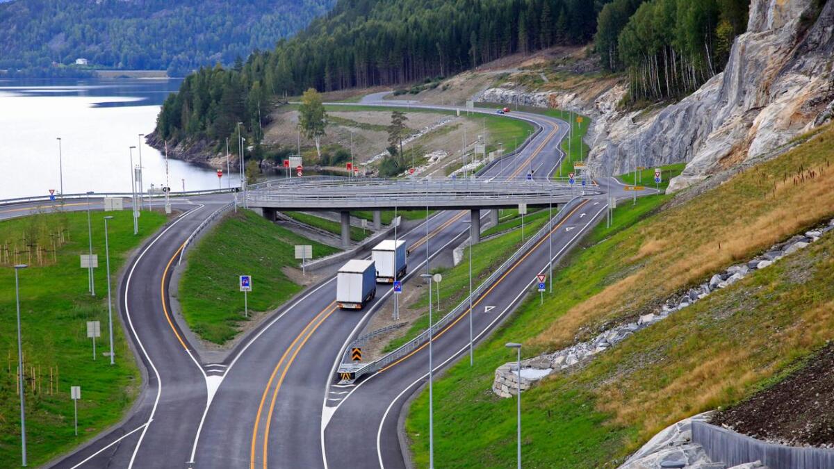 Statens vegvesen vil bygge tunnel gjennom Miganberget, i bakgrunnen, og ikkje utvide dagens veg langs Krøderen.