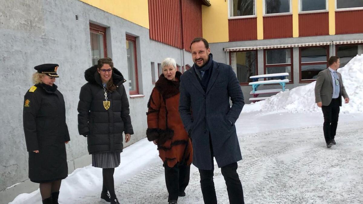 Kronprins Haakon vart teken imot av politimeister f.v. Christine Fossen. ordførar Heidi Granli og fylkesmann Valgerd Svarstad Haugland.