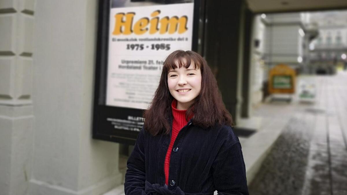 Natasja Smørholm foreviga utanfor Logen i Bergen berre få timar før debuten med Heim 2 for Hordaland Teater.