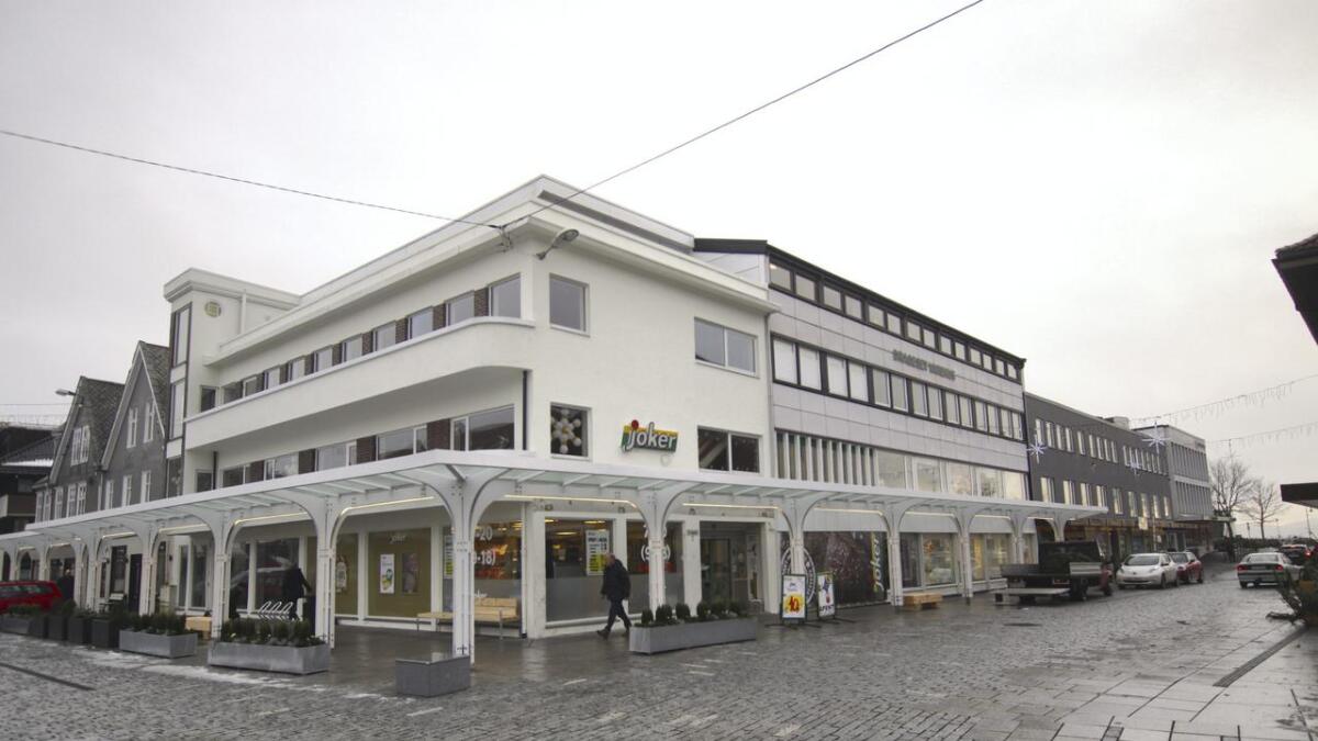 Det står ni år att av leigekontrakten Norgesgruppen har med huseigar Gjølanger Bruk AS, men Joker-lokalet har stått tomt sidan i sommar.