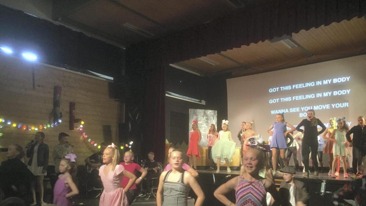 Elevane ved Nore Neset barneskule gav dei frammøtte eit velregissert og fargerikt Roald Dahl-show.