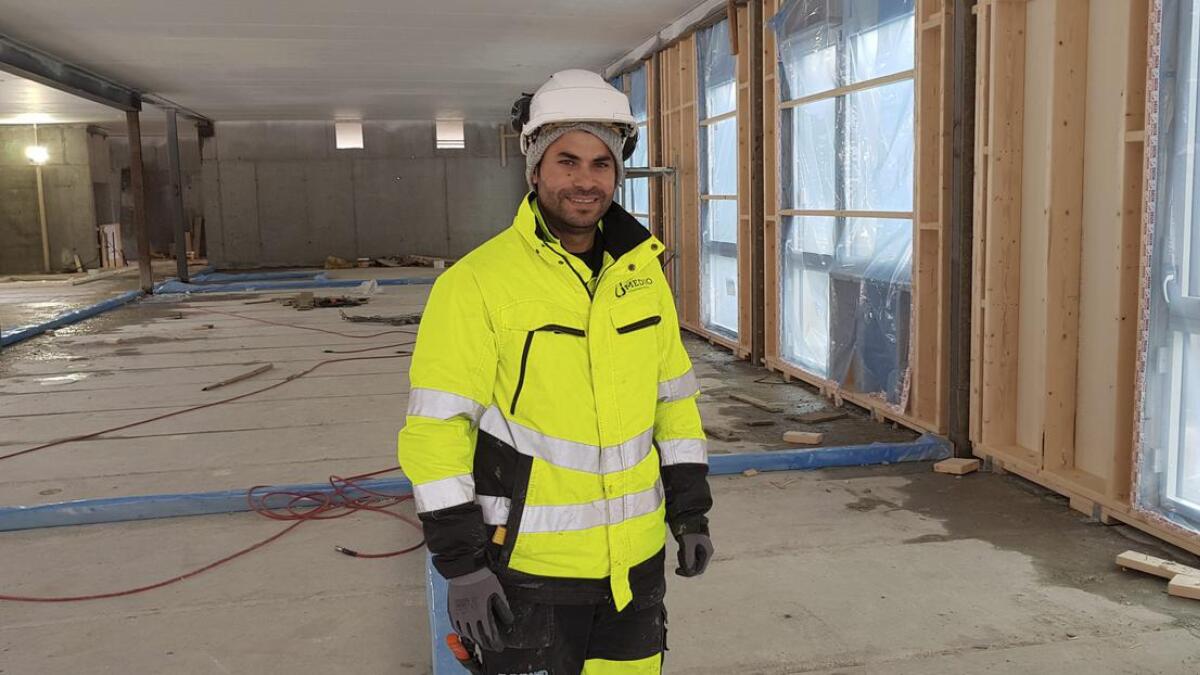 Heime i Syria kunne Yousef Shamo som oftast jobba i bar overkropp. Det blir for kaldt på oppdrag for Leigland Bygg i Strandvik.