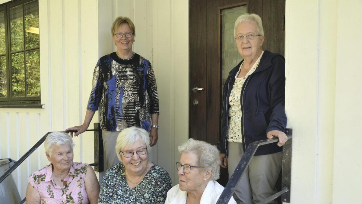 Liv Kveven (bak til venstre), Arnhild Hauge, Tordis Reinskås (framme frå venstre), Jenny Marie Hovden og leiar Hildeborg Reinskås legg ned drifta av Vråliosen blindesakslag etter 62 års drift. 		Båe