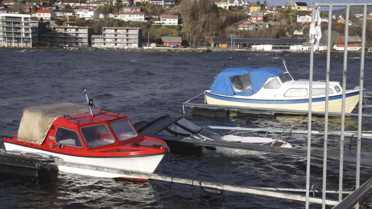 Eigaren er kontakta og får ansvaret for å heva båten ved Steinnes-moloen i Os sentrum.