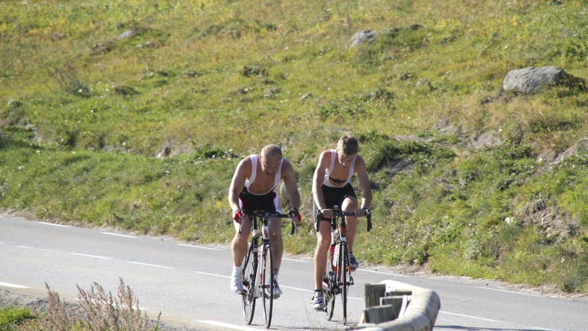 Arne-Richard Stadaas og sonen Mads på treningstur i Alpes d´Huez. Den sykkelglade familien skulle eigentleg ha arrangert sykkelritt på Vinnes i helga, men for få påmelde gjer at dei må gjera om på planane.