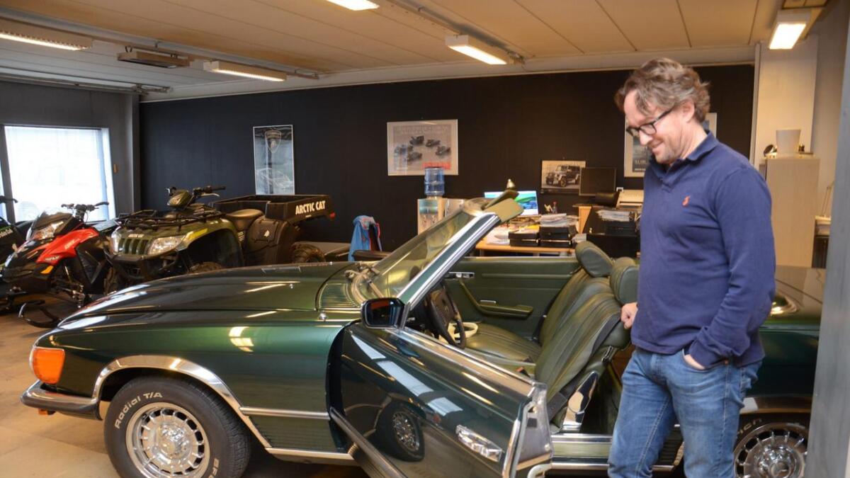 Denne strøkne Mercedesen har Bård Heio på kontoret i Nesbyen. Men det blir bilsal no. Det er Svalbard som gjeld.
