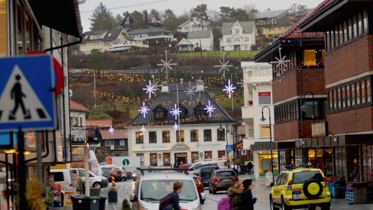 Julelysa lyser framleis på Osøyro. Fungerande sentrumsleiar, Daniel Skotheim, vedgår at dei lyser på overtid.