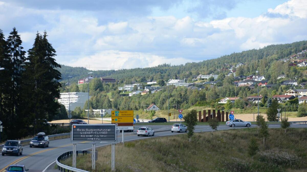 Den nye firefelts motorvegen for E16 frå Skaret til Hønefoss endar i rundkøyringa ved Hønefoss der Rv7 møter E16.
