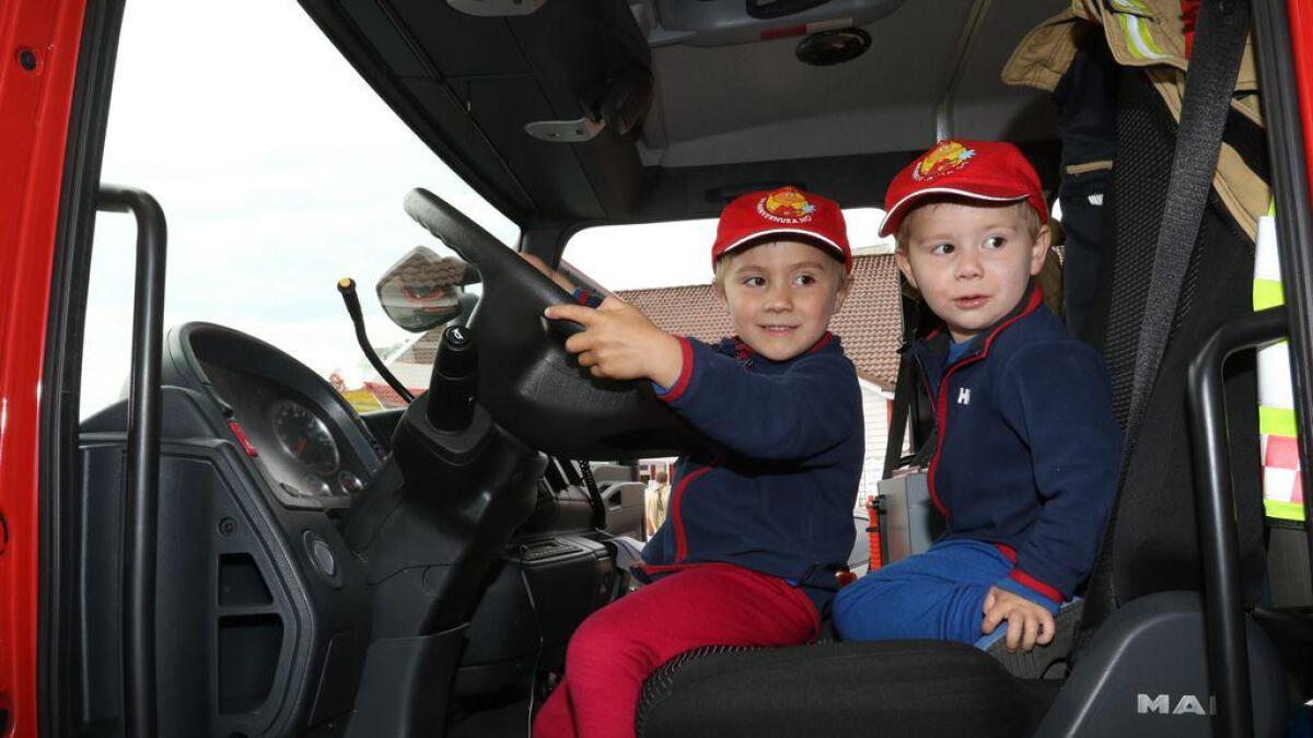 Børne Matthias og Erik Folkestad skal bli brannmenn.