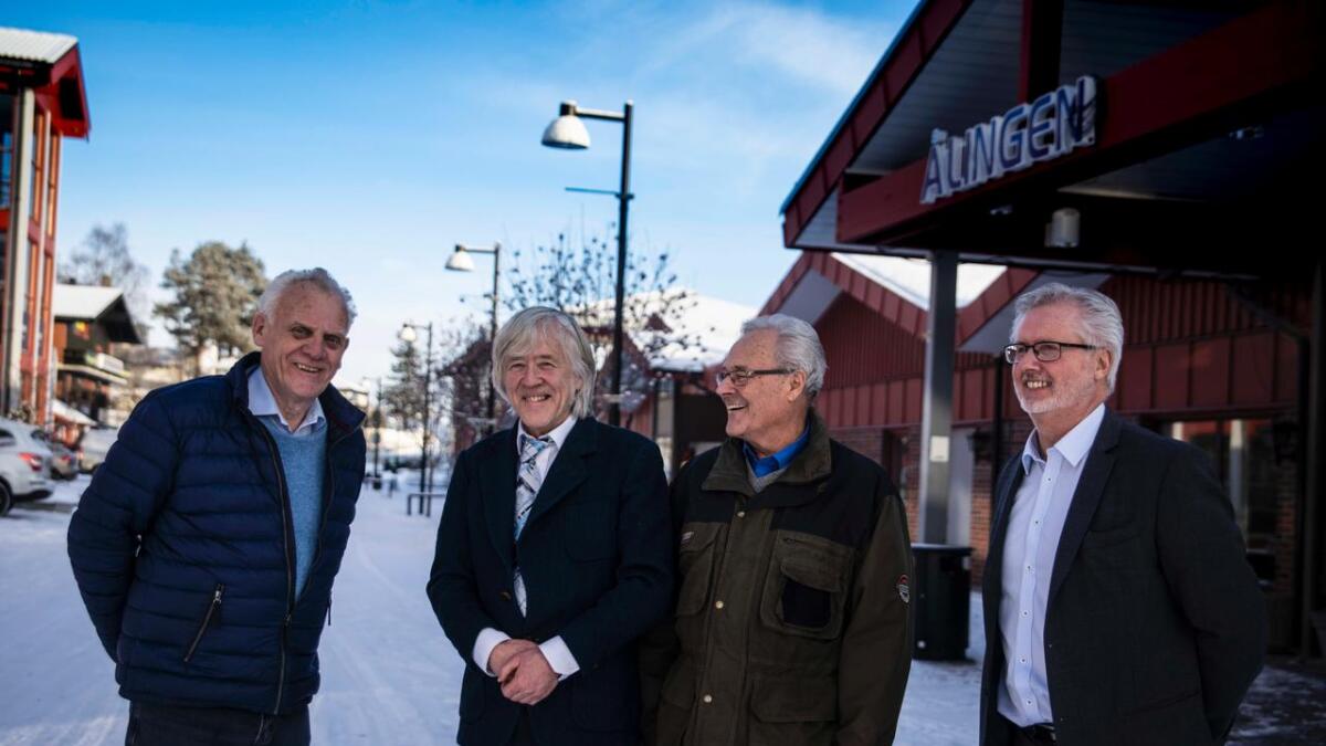 Harald Flåm(f.v.), Gunvald Frydenlund, Thorleif Stave og Jostein Sørbøen mimrar over då minibanken kom til Hallingdal.