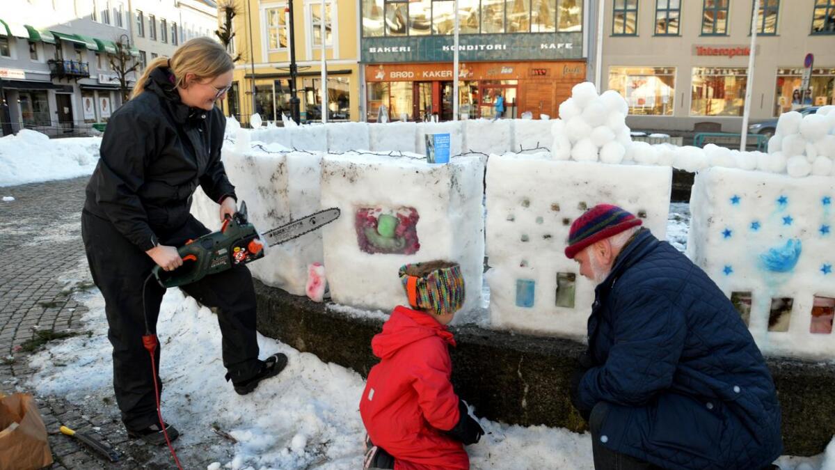 Kristine Kaba og Marie Kaba pyntet isblokker på Torvet sammen med Jan-Erik Sørenstuen.