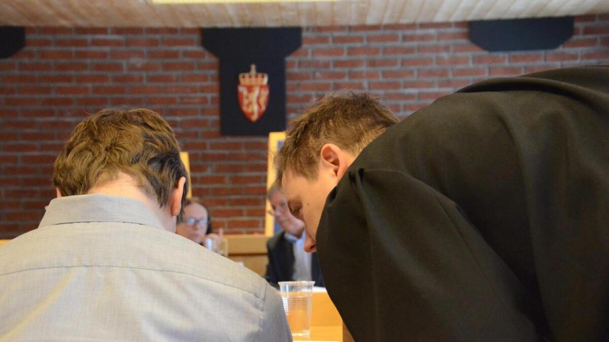 Forsvarar Sindre Løvgaard konfererer med den drapstiltalte 25-åringen i ei pause i rettsforhandlingane.