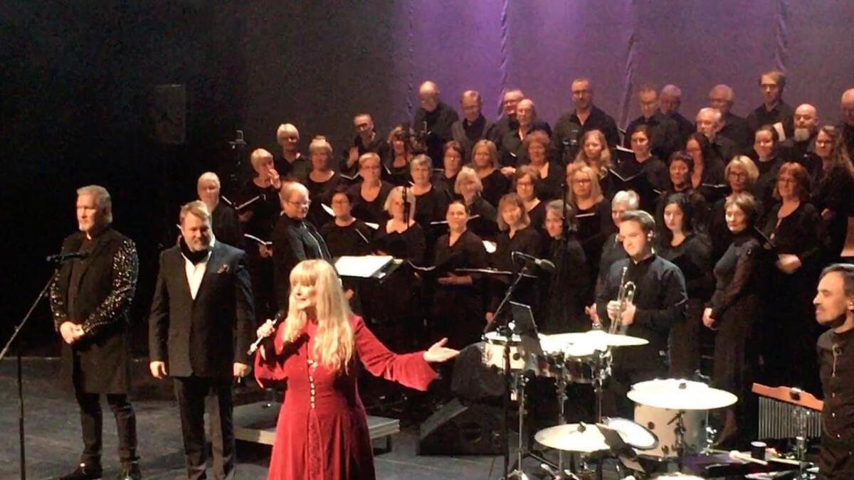 Sangere i særklasse med stor bredde, fra tradisjonelle juleklassikere til populærmusikk. I ryggen hadde de Eidsfjord Blandakor og Ytre Eidsfjord Sanglag.