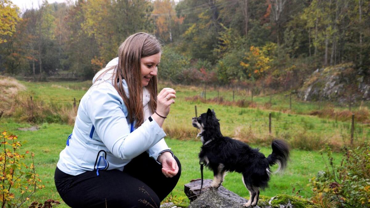 Ann Kristin Gundersen Berg og Linus trener litt med en godbit før de går ut på tur. Han er som en stor hund i en liten kropp, vil ikke bruke klær og er en tøffing som elsker lange turer i skog og mark.