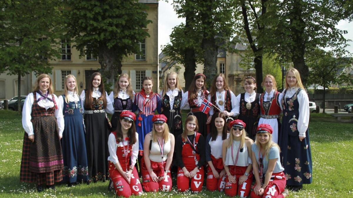 Dei norske bunadane er populære i Frankrike. I samband med D-dag-markeringar vert dei norske jentene ofte bedne om å stilla i fullt utstyr. Her er fleire av dei norske samla på 17. mai.