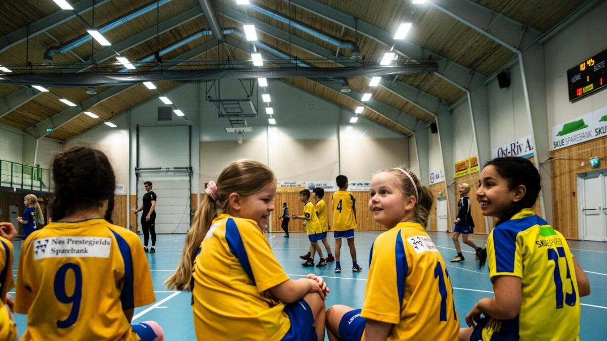F.v. Elisabeth Gunnerud (9), Tuva Trøstheim Skontorp (9) og Eveline Sulaiman (8) spelte sin fyrste handballturnering i Thonhallen på Flå i helga.