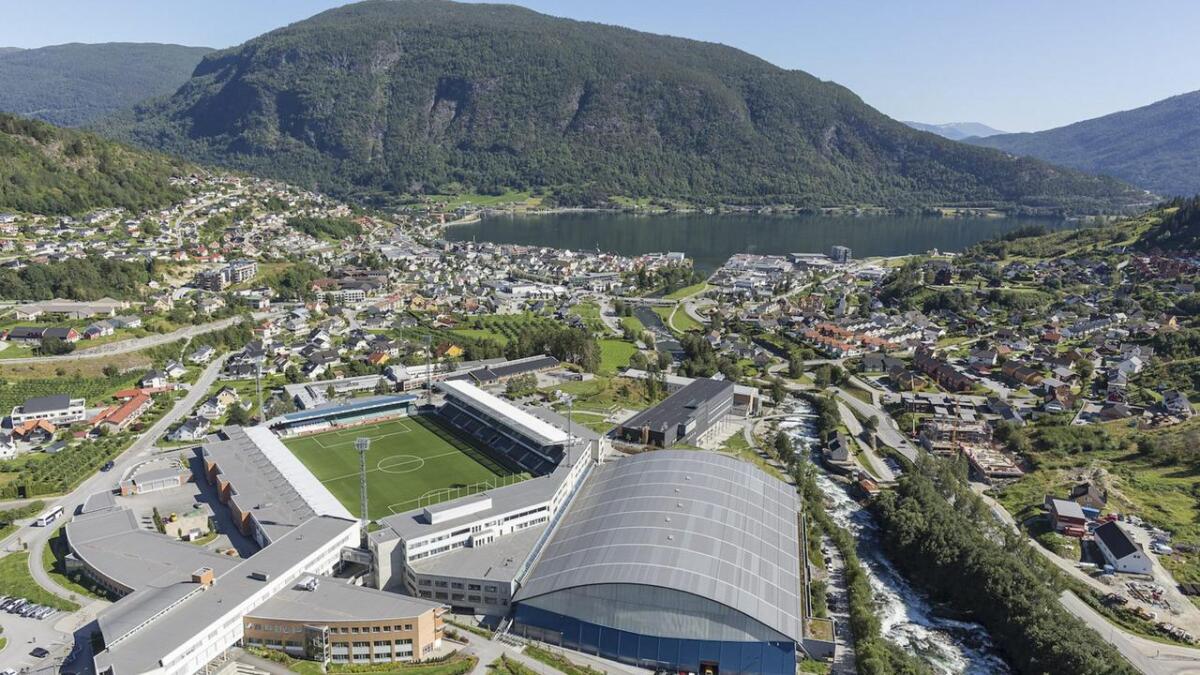I kveld reknar ein med å stilla med bortimot 200 Os-fans når A-laget til Os Turn møter Fjøra på Sogndal sin flotte arena, Fosshaugane Campus.