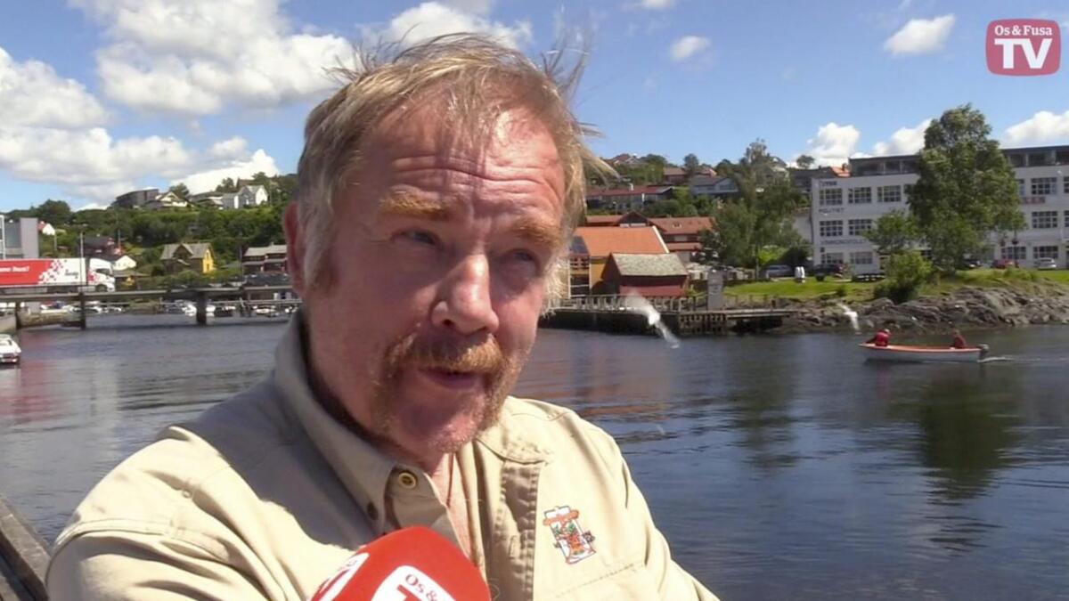 Høyr Kurt Oddekalv diskutera Havnesjefens skjebne med båteigar i Os.