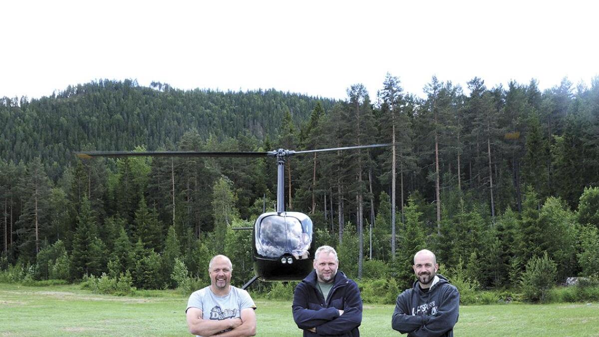 Ole Jørgen Løvland (t.v), Kjell Arild Grønås og Amun Løvland står bak Vinsjedagane på Fjone. Sjølv er dei ivrige pilotar og fekk seg eit par turar på Nisser fredag kveld. Piloten av helikopteret var Rolf Sigurd Løvland.