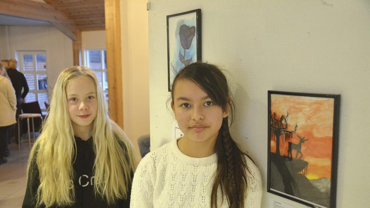 Sunniva Bredesen (t.v.) og Andrea Mundal var båe nykomarar i konkurransen, med song og kunst.