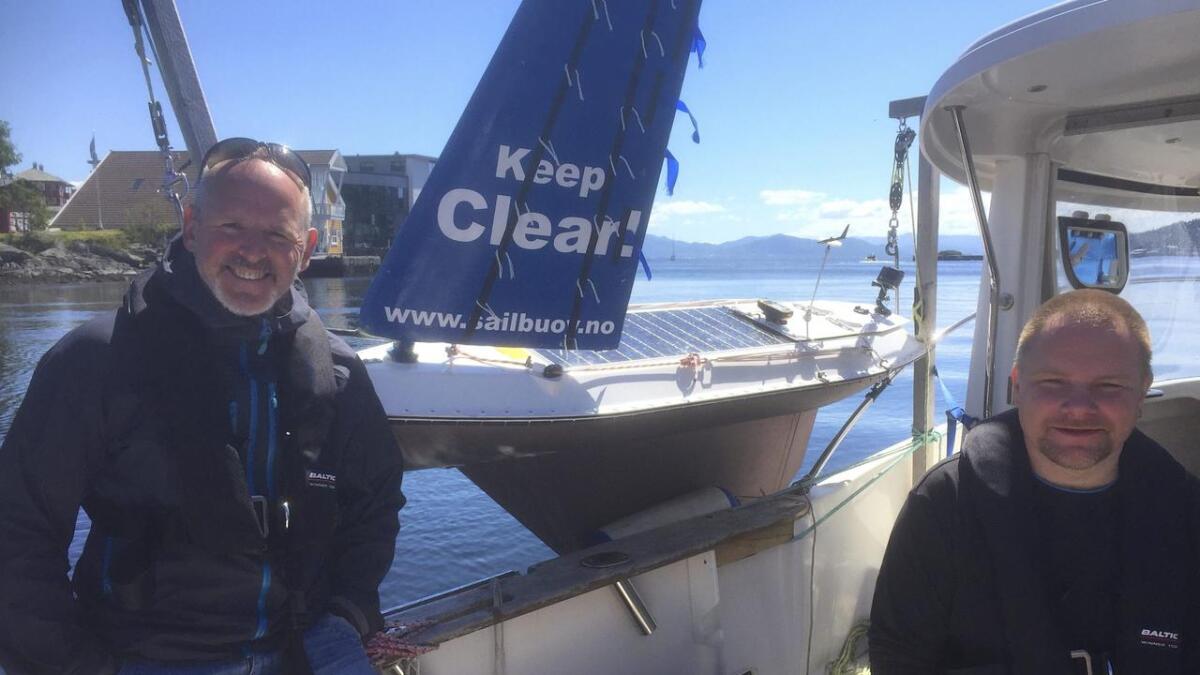 Tore Svendal og Anders Bårholm-Larsen hadde ein fin jobbdag på sjøen med sin SB Echo-seglboye onsdag.