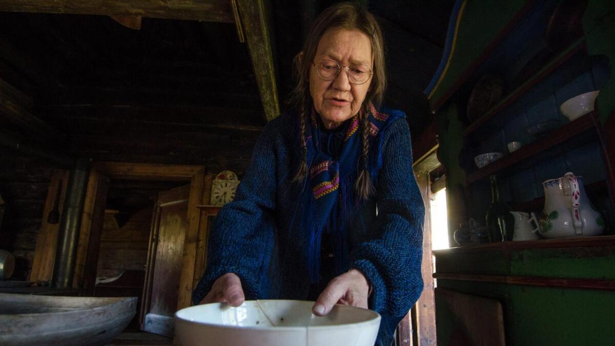Det gamle bondesamfunnet var ikkje eit «bruk og kast»-samfunn. Gro Randen set fram ei porselensskål som har blitt vølt med lim og beslag.