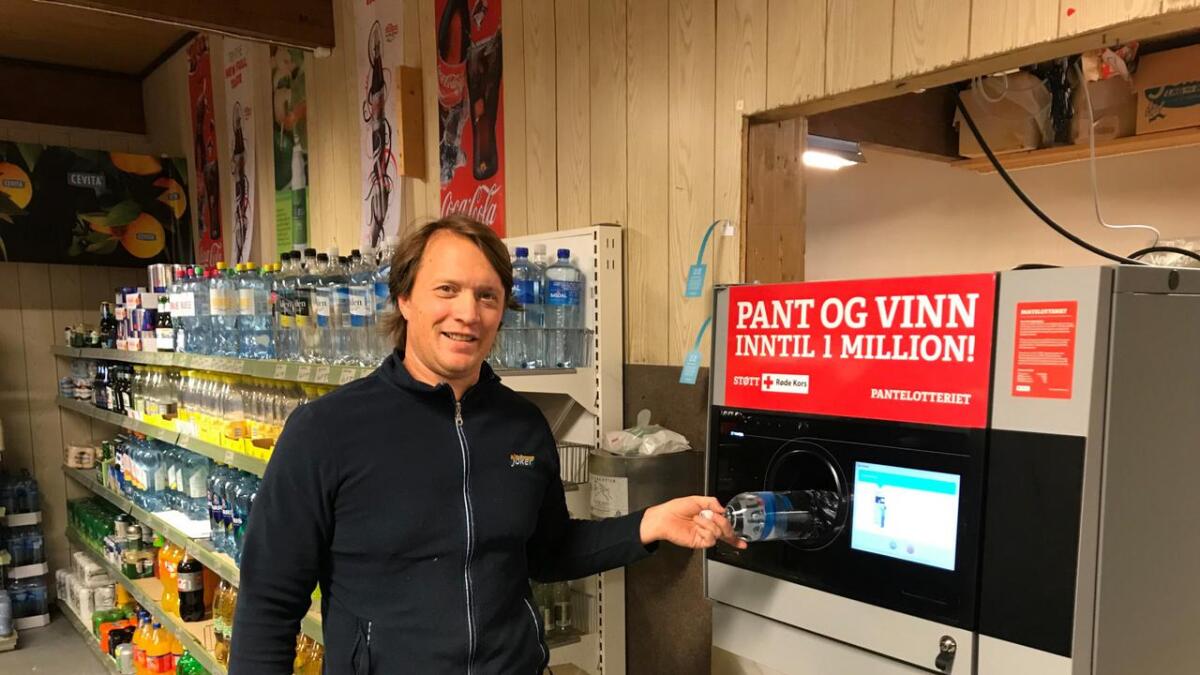 Olav Skogen hos Joker Ustaoset tror mange i lokalmiljøet set pris på Røde Kors og difor vel å støtte dei med panten sin.