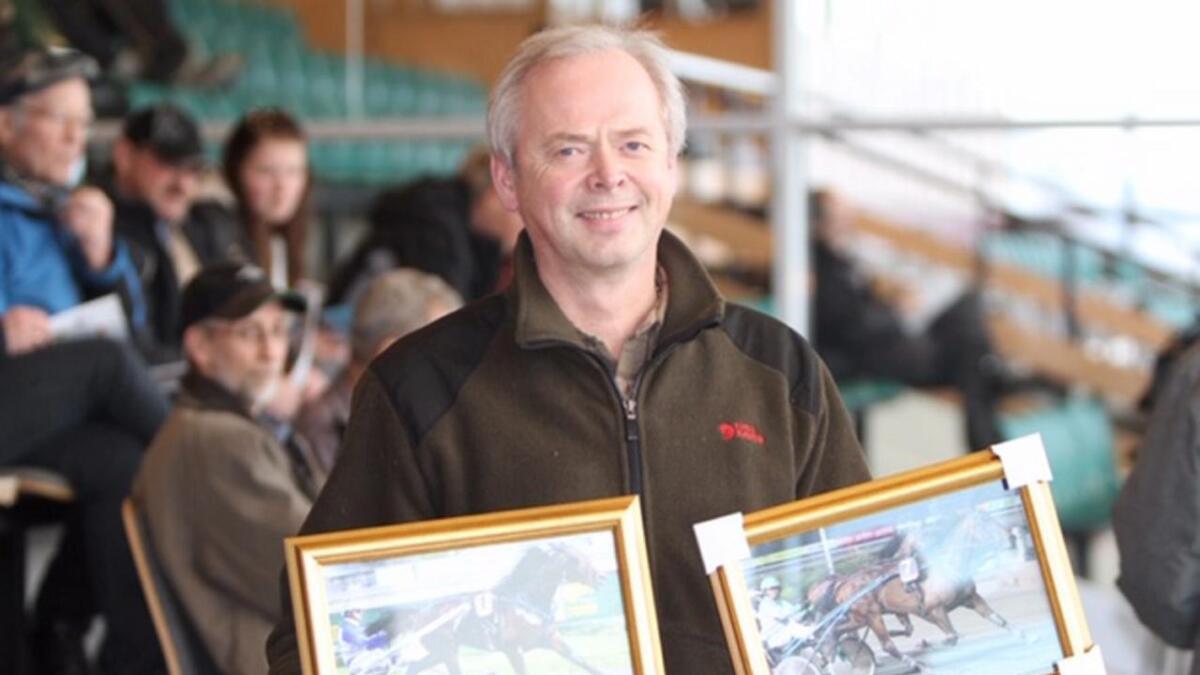Sammen med Ole Venås eier  Jan Svello (bildet) Thai Knight. Han har all grunn til å smile over prestasjonene til hesten.