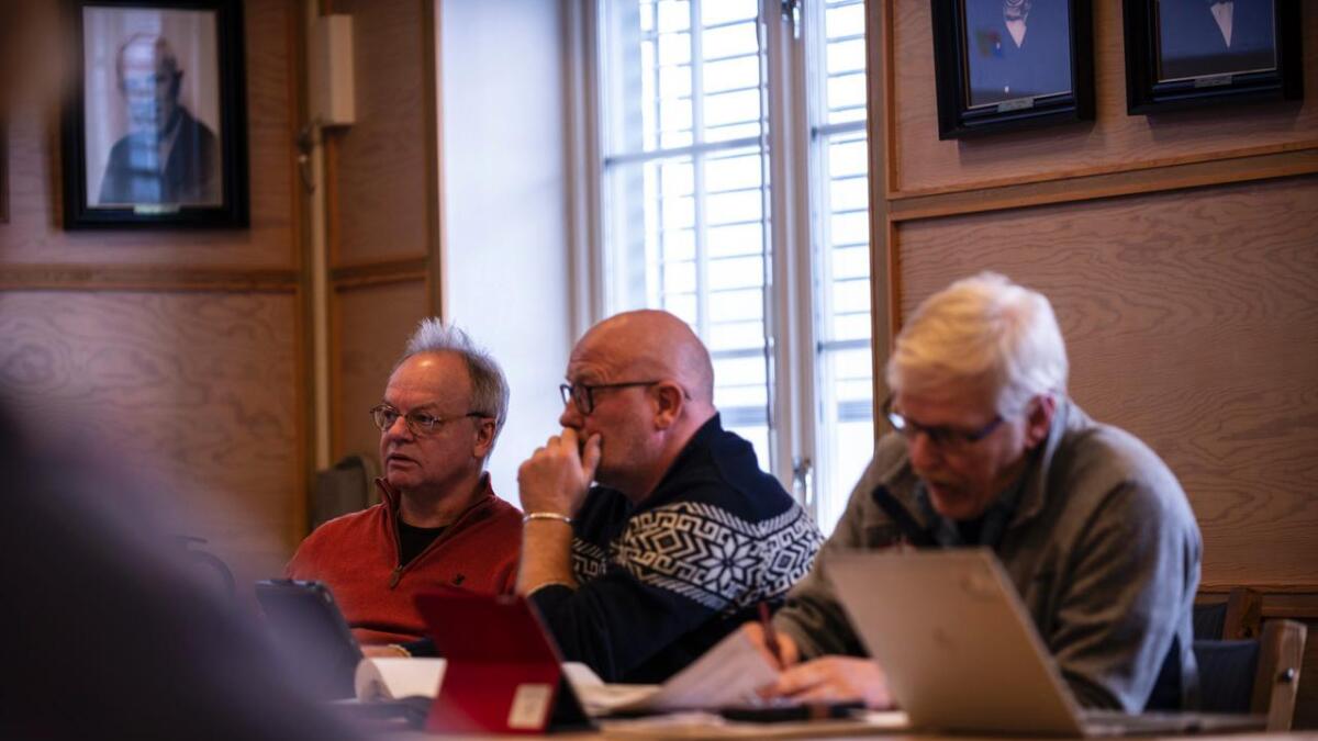 Måndag møttest formannskap og administrasjon for å prate kommunebudsjett. F.v. Rådmann Karsten Dideriksen, Jørund Li (H) og Tore Bøygard (Ap).