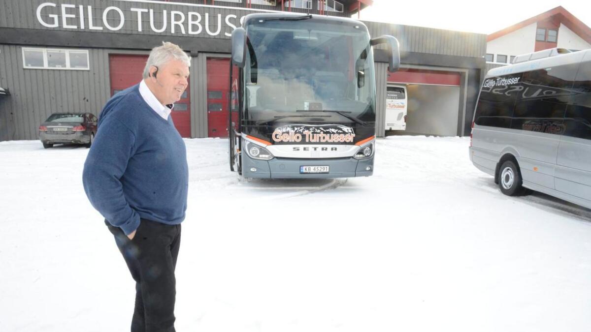 Steinar Juvet og hans buss- sjåførar er på vegen 24 timar i døgnet. Basen til selskapet er i Vestlia på Geilo.