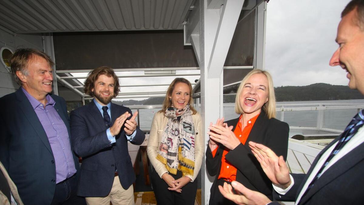 Tidlegare i haust jubla dei for tilskot til ny båt for museet på Lysøen. No kan Sigurd Sandmo (nest til venstre) og KODE-direktør Karin Hindsbo (nest til høgre) jubla over rekordår.