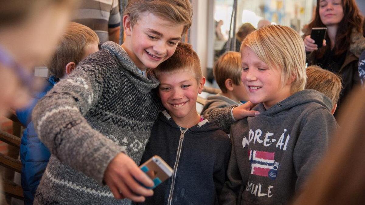 Brørne Andreas (i midten) og Øyvind Hellevik tek ein selfie saman med Eilif Hellum Noraker (Bulle) frå Doktor Proktors tidsbadekar. – Gøy! strålar karane etter stjernemøtet.