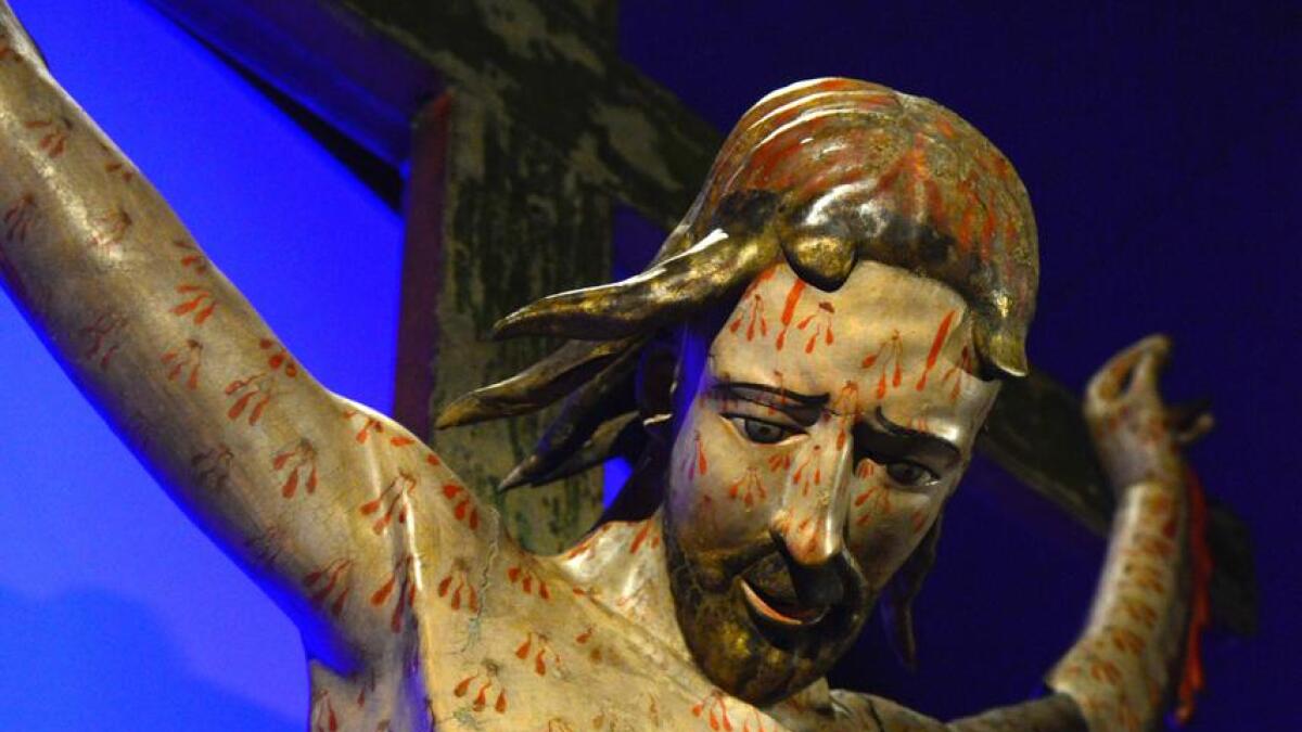 Ein av få skulpturar bevart frå 1300-talet i Norge. Høgda på den lidande Jesus-figuren er 220 centimeter.
