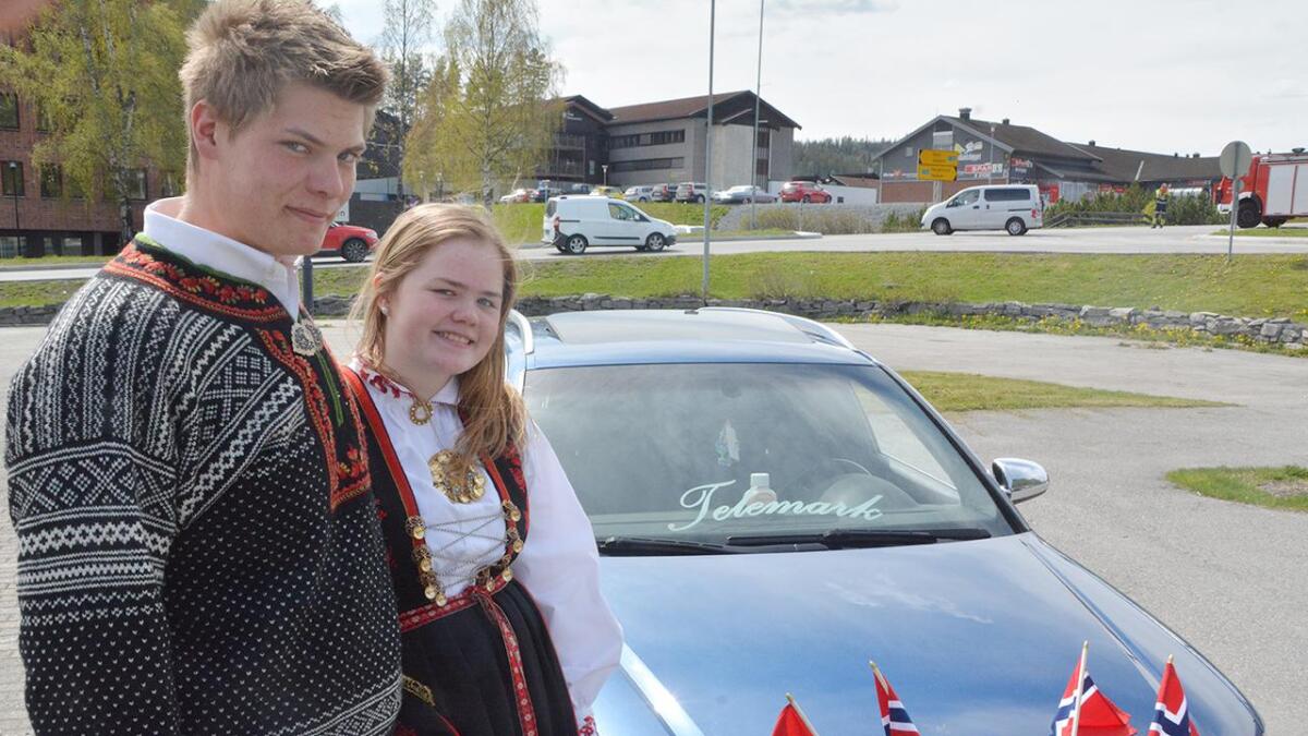 Bilen til Ida Ringhus er pynta til fest.  Her i lag med Steinar Nystog.