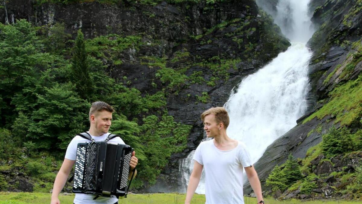 Musikarane Ole Nilssen (t.v.) og Bjørn Kåre Odde bur for tida på Leveld Kunstnartun. I morgon blir det konsert med dei to i Leveld.