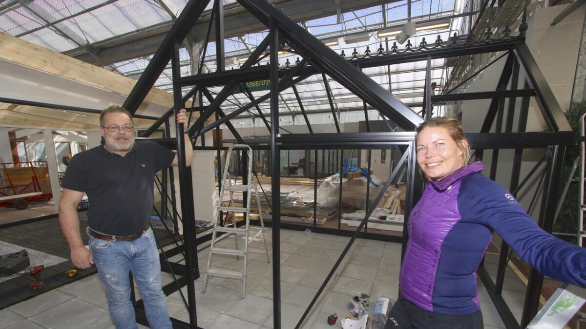 Frode Strønen og Anniken Aadland gler seg til å ta imot kundane i den nye butikken i Plantasjen.