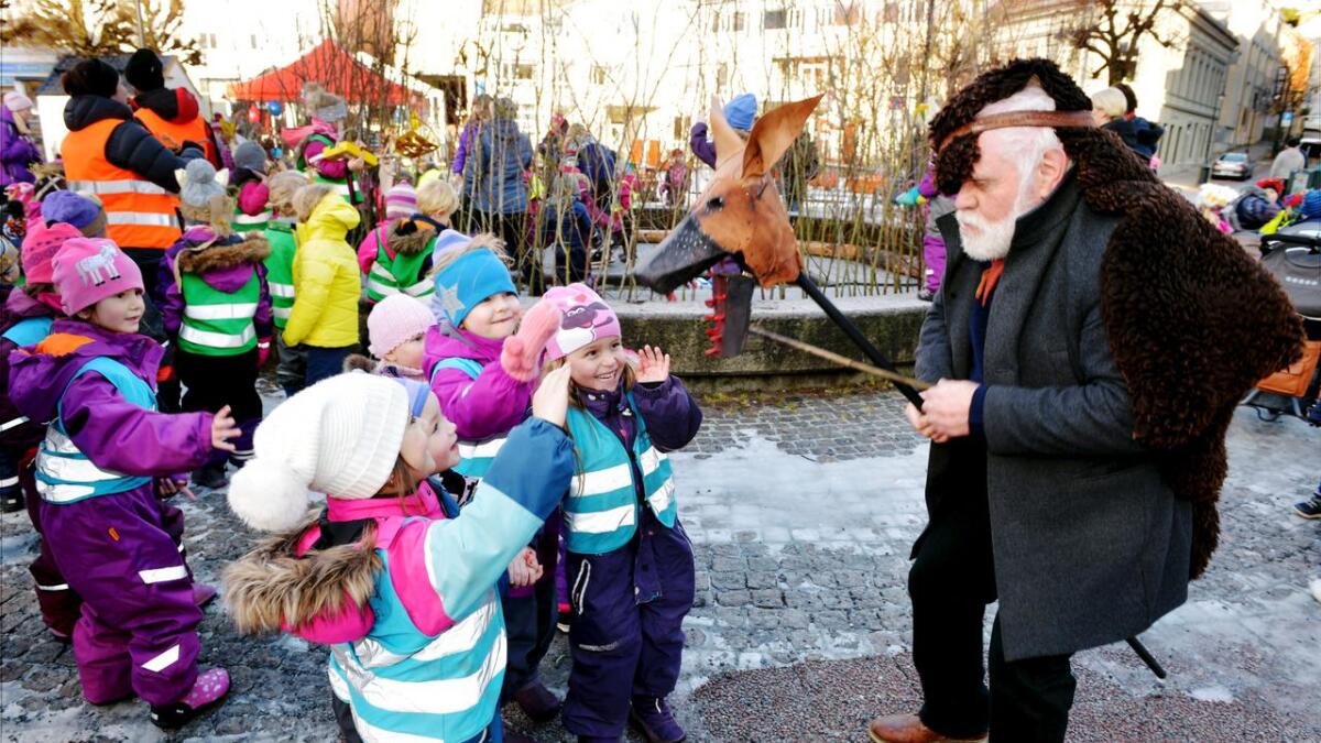 Førstelektor i Kunst og Håndverk, Jan-Erik Sørenstuen, sørget for at barna fikk møte ulven under Arendal Vinterfestival.