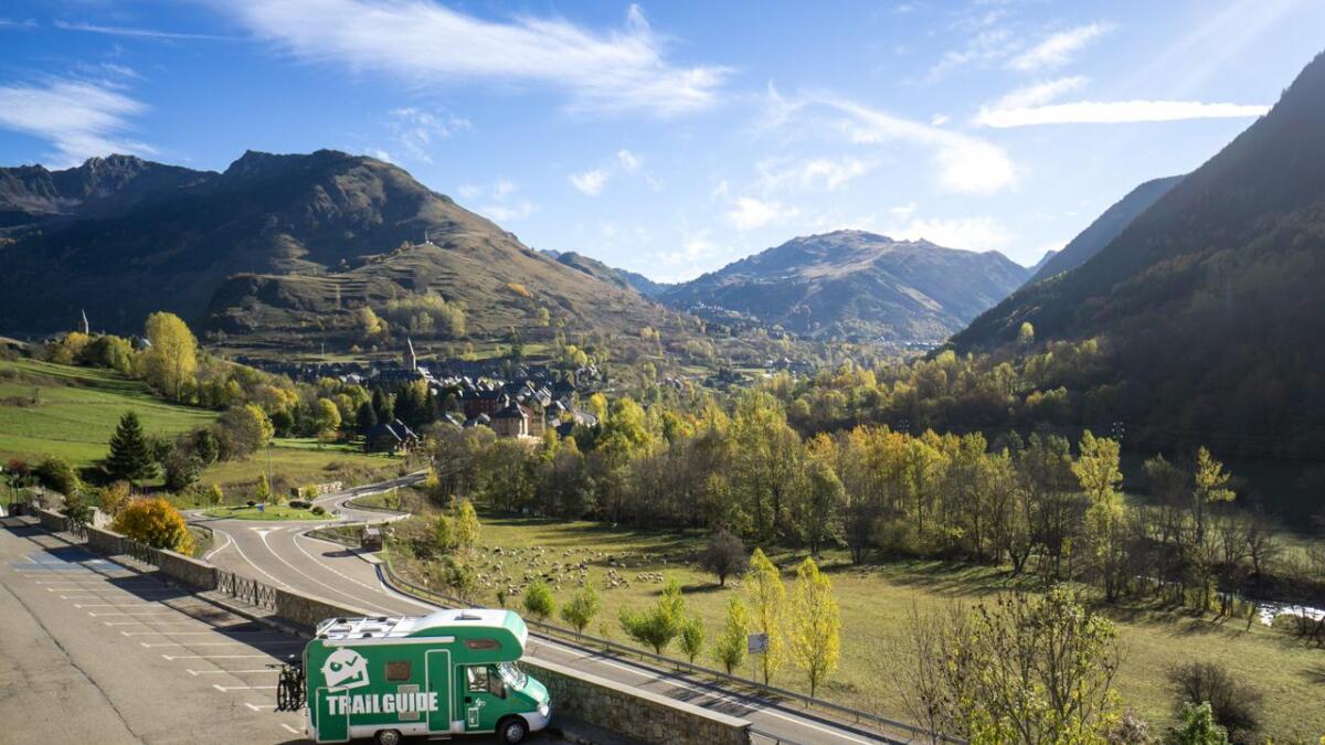 Den grøne bubilen parkert i Val d’Aran.