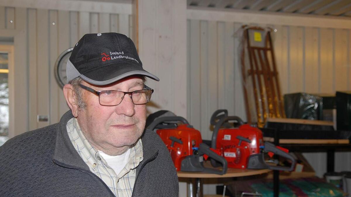 Asger Søttrup har drive Iveland landbruksverksted i 30 år, men prøver no å finne kjøpar til eigedomen ved den gamle bensinstasjonen like nord om Ivelandstaua.