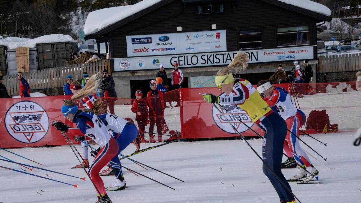 Synne Mæland-Herheim (framme) og Anna Espeli (i gul leiartrøye) har gjort det skarpt gjennom heile skisesongen og avslutta også godt under Geilo skifestival i helga, saman med nærare 320 andre.